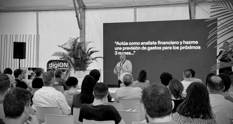 David Macías impartiendo una conferencia en digiON Canarias