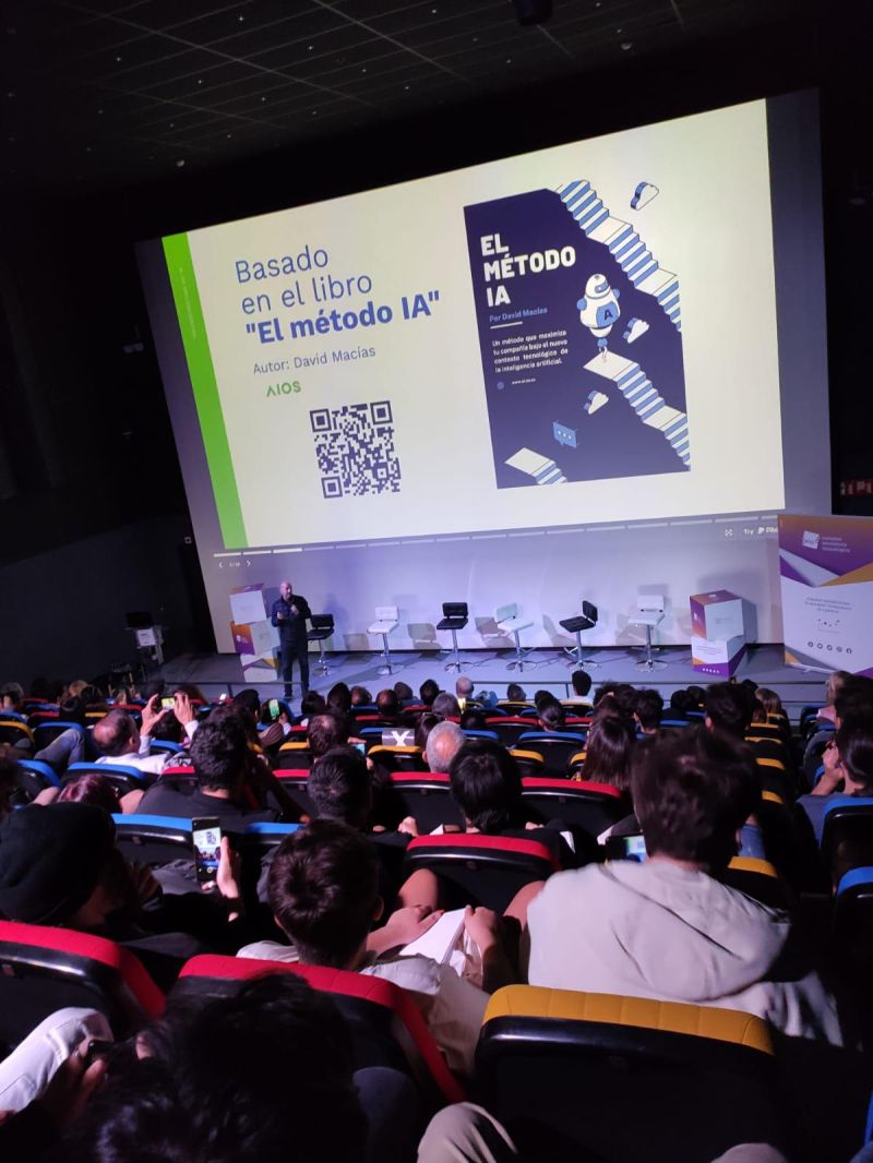 David presentando El Método IA ante una audiencia